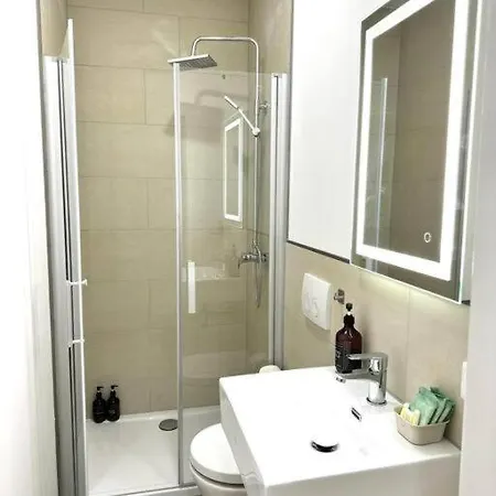 Privatunterkunft Heaven Homes - Privatzimmer mit Bad im Herzen von Düsseldorf *